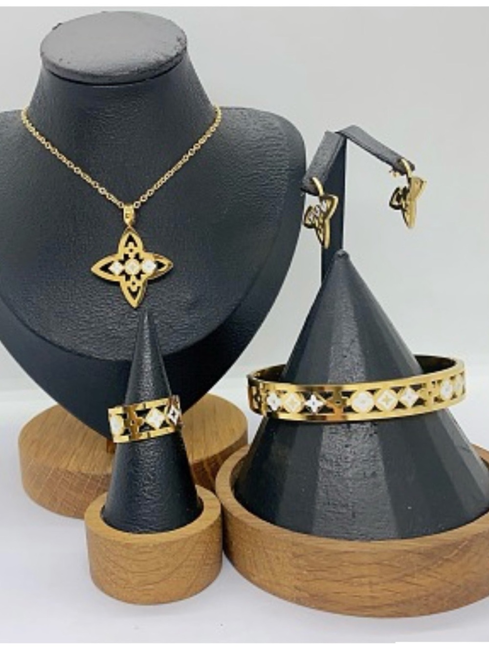 Gold Floral Cutout Pendant Necklace and Bracelet Jewelry Set